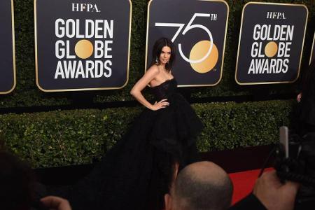 Model Kendall Jenner trug ein ausladendes Kleid von Giambattista Valli.