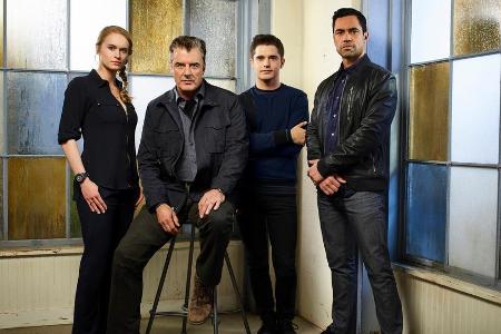 Kick Lannigan (Leven Rambin, v.l.), Frank (Chris Noth), James (Andy Mientus) und Bishop (Danny Pino) in der VOX-Crime-Serie ...