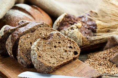 Finger weg vom Brotkorb! Baguette und Co. sind reich an Kohlenhydraten und lassen den Blutzuckerspiegel schnell an- und wied...