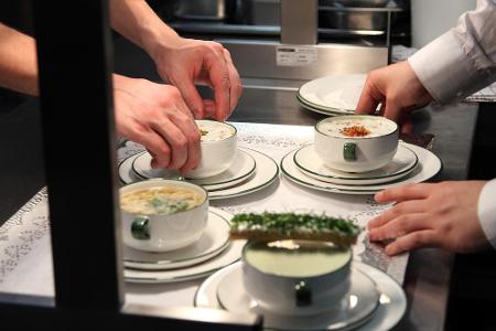 Eine Suppe (ohne Sahne!) ist die optimale Vorspeise im Restaurant. Denn die Flüssigkeit sättigt schnell. Und im Vergleich zu...