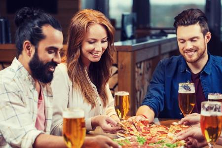 Pizza ist nichts für die schlanke Linie. Wer sich dennoch dafür entscheidet, sollte wenigstens auf kalorienarme Beläge wie P...