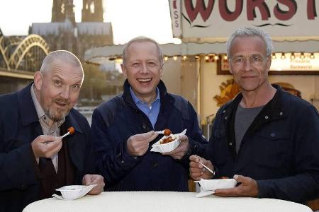 Klaus J. Behrendt und Dietmar Bär (l.) genießen mit Tom Buhrow (M.) eine Currywurst