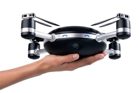 Die LilyCamera ist mehr fliegende Kamera als Drohne. Sie wird nicht aktiv gesteuert sondern fliegt selbstständig dem „Empfän...