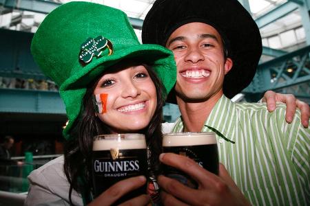 Beim Pint kommt man sich näher: Partypeople beim St. Patrick's Festival