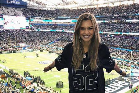 Mittendrin im Getümmel war auch Josephine Skriver (24). Das Model postete auf Instagram ein Bild, das sie im Stadion zeigt. ...