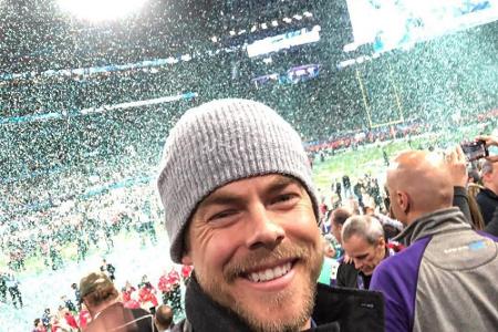 Sportbegeistert ist Derek Hough (32) allemal. Der US-Tänzer und Schauspieler verfolgte das athletische Treiben auf dem Spiel...