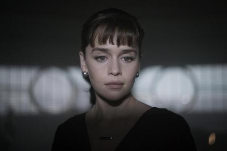 Emilia Clarke als Qi'ra in 