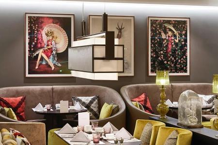 Gaultier und Fotokunst im Restaurant Schönemann