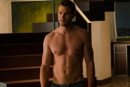 Für alle weiblichen Fans präsentiert Jamie Dornan seine Muskeln