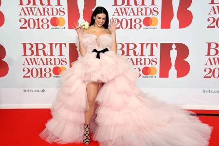 Sängerin Dua Lipa (22) war nicht nur die Abräumerin des Abends, auch ihr opulentes Outfit von Giambattista Valli konnte sich...