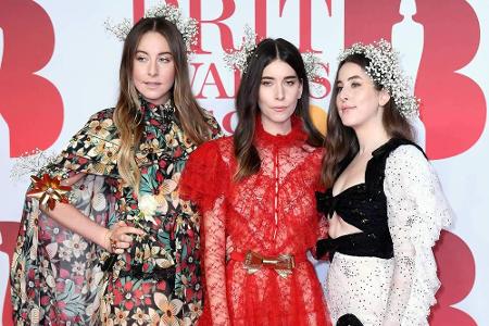 Die Schwestern-Girlband Haim erschien ebenfalls in sehr femininen Looks bei den Brit Awards. Das Highlight ihrer Outfits war...