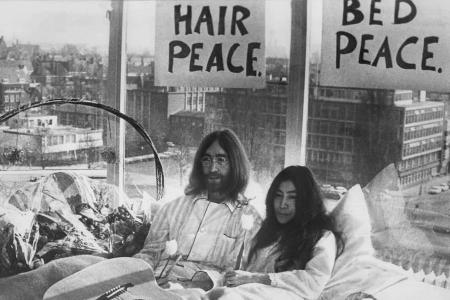John Lennon und Yoko Ono gemeinsam im Bett