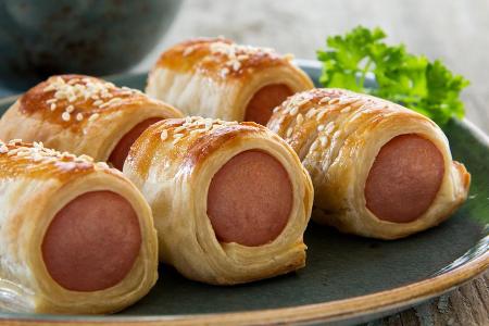 Die eingewickelten Würstchen sind besonders schnell zubereitet
