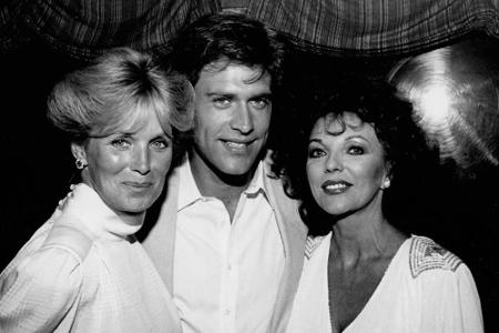 Schauspieler John James (61), hier umrahmt von seinen Co-Stars Linda Evans und Joan Collins, spielte Fallons Ehemann Jeff Co...