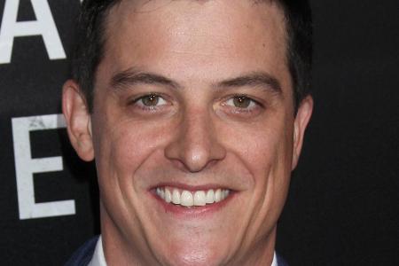 James Mackay (33) ist damit bereits der dritte Schauspieler, der Steven Carrington verkörpert. Kinogänger könnten ihn unter ...