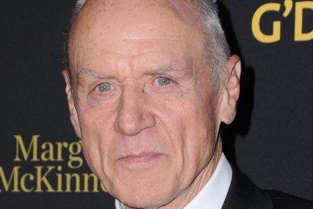 Eine Rolle, die nun Alan Dale (70) übernimmt. Ein echter Serien-Veteran. Er spielte unter anderem in 