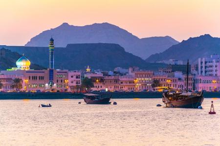 Etwas extravaganter, aber deshalb nicht weniger empfehlenswert, ist der Oman. An der Südostküste der Arabischen Halbinsel is...
