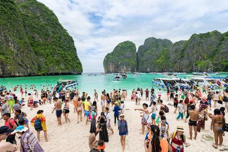 Sieht so das Paradies auf Erden aus? Am Strand von Maya Bay treten sich die Touristen gegenseitig die Füße platt.