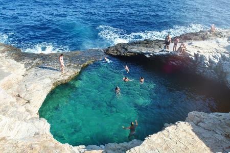 Der Naturpool Giola an der Südküste ist bei Touristen eine beliebte Anlaufstelle