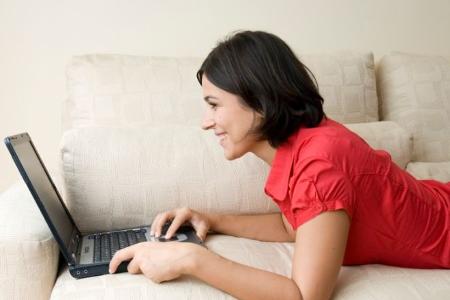 Mit Whatsapp auch am PC chatten (c) istockphoto.com/fotosipsak