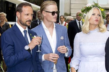 Ebenfalls für negative Schlagzeilen sorgte Marius Borg Hoiby, der erstgeborene Sohn, den Prinzessin Mette-Marit mit in die E...