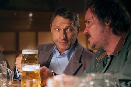 Heinz (Sascha Maaz) gehört sozusagen zum Inventar der Kneipe Schwertfisch und kann Thorsten Lannert (Richy Müller) einiges e...