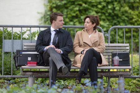 Emilia Álvarez (Carolina Vera) redet mit Oberstaatsanwalt Lutz (Friedrich Mücke) ganz offen darüber, dass er sich ihrer Mein...