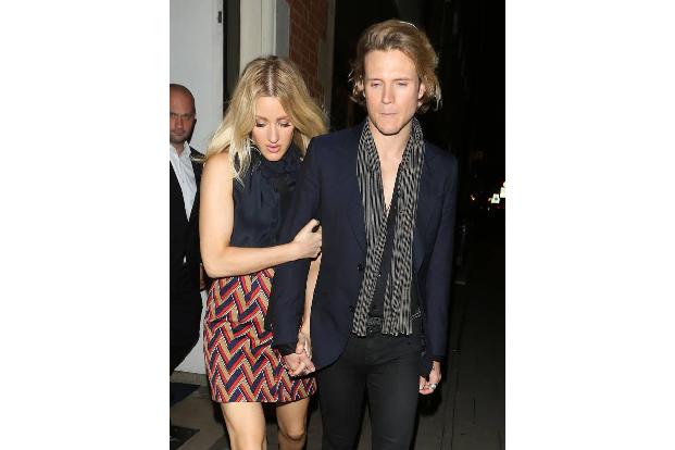 ...zog zwar nicht ins Camp, dafür aber ihr Ex: Ellie Gouldings einstiger Freund Dougie Poynter enterte 2011 das Camp - und g...