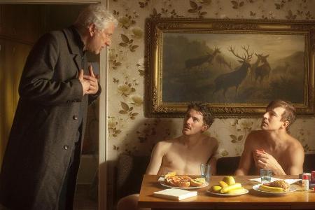 Leitmayr unterhält sich mit zwei Pornodarstellern (Martin Bruchmann und Sebastian Fischer) am Set
