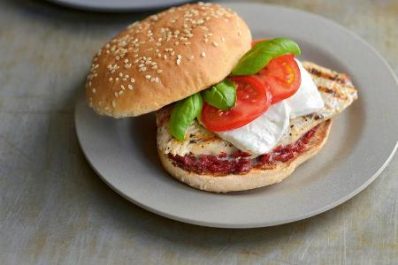 Diese Caprese Burger liefern Kraftsportlern ausreichend Kohlenhydrate und Eiweiß