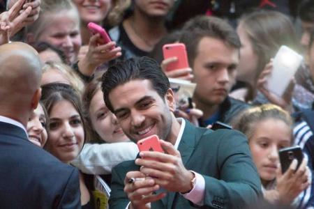 ...Elyas M'Barek, der seine liebe Mühe hatte, allen Fan-Wünschen gerecht zu werden. Da hätte er nun wirklich einen Doppelgän...