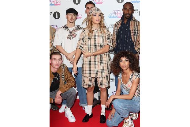 ...war sich ihrer Sache am Sonntag dann wohl doch nicht so ganz sicher, weil sie eine ganze Crew in Burberry-Muster mitbrach...