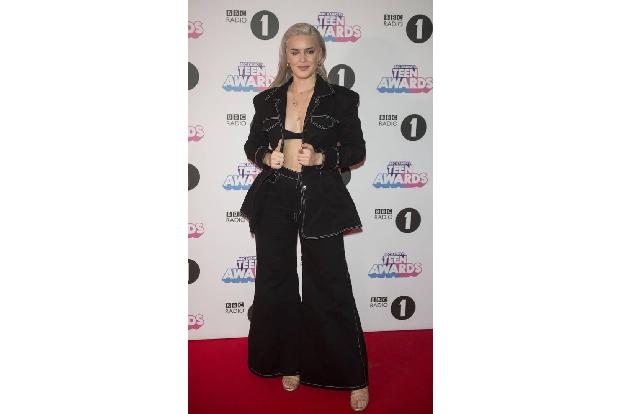 ...nicht alleine auf dem Red Carpet, denn auch Rudimental-Sängerin Anne-Marie zeigte sich in einem ziemlich extravagantem Lo...