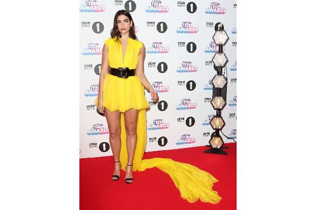 ...war ebenfalls Dua Lipa in ihrem Look, der dank Kanariengelb und langer Schleppe im Gedächtnis blieb - die brauchte keine ...
