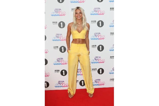 ...Farbe sah man auch an Louisa Johnson, die an diesem Abend glatt als Double von Popprinzessin Britney Spears durchgehen ko...