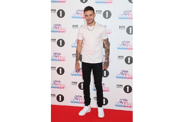 ...was war mit Liam Payne? Der ging anscheinend bei diesem vorgezogenem Halloweenfest einfach als er selbst. Weißes Shirt un...