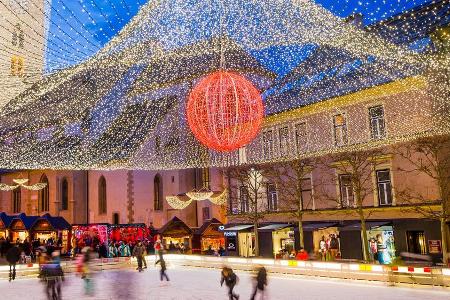 Besonders beliebt: die Eislauffläche am Rathausplatz