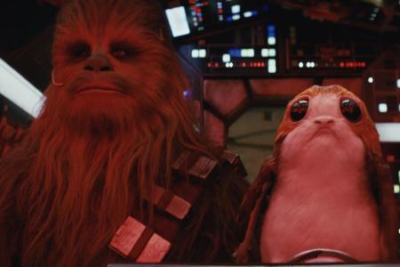 Chewbacca im Cockpit mit einem Porg