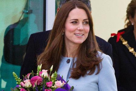 Kate in einem schlichten, hellblauen Mantel