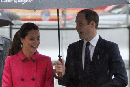 Gute-Laune-Farbe: Die Herzogin trotzt dem schlechten Wetter in Pink - Prinz William wählt Schwarz