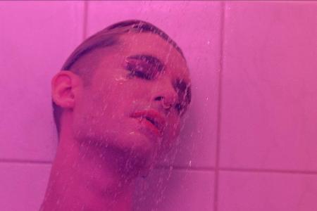 Nach einer wilden Partynacht in Berlin gönnt sich Bill Kaulitz eine Dusche