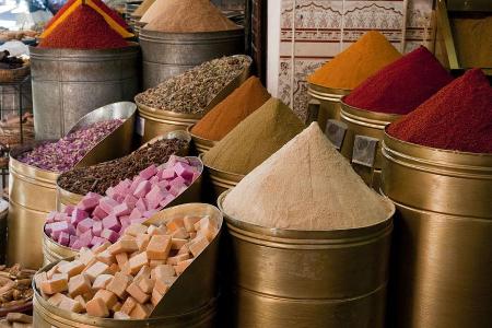 Ein Gewürzstand in den Souks von Marrakesch