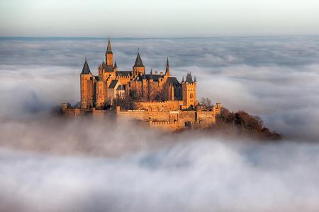 Geheimnisvoll thront die Burg Hohenzollern über dem Nebelmeer. Der Stammsitz des Fürstengeschlechts liegt auf 855 Metern Höh...