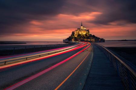 Ein Wunder im Wattenmeer: Mont-Saint-Michel liegt zwischen der Normandie und der Bretagne und ragt bei einer bestimmten Geze...