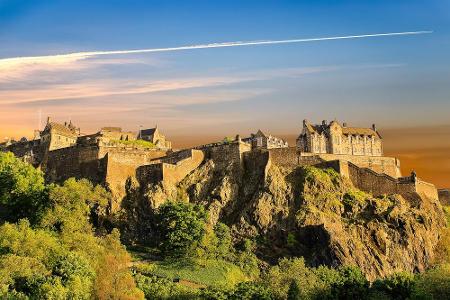 Wer Windsor Castle bereits gesehen hat, kann ja weiter Richtung Schottland ziehen, wo man auf Edinburgh Castle die 