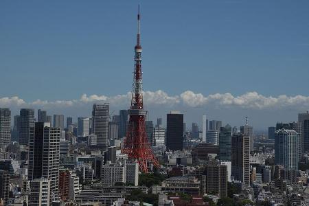 Die rote-weiße Kopie des Eiffelturms in Tokio