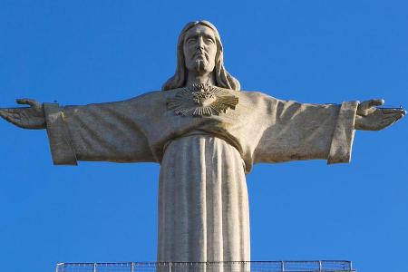 Die Christus-Statue hoch über Lissabon