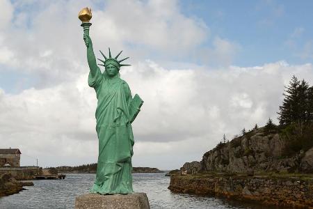 Eine kleine Freiheitsstatue steht in Karmøy, Norwegen