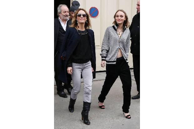 ...sie ihre Schönheit geerbt hat: Ihre Mutter Vanessa Paradis startete einst selbst als Kinderstar im Alter von nur 14 Jahre...