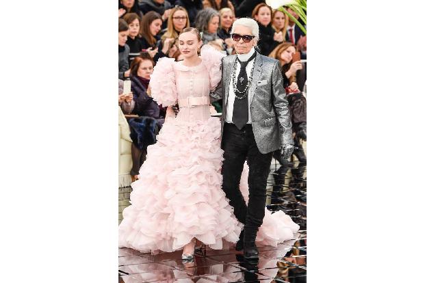 ...avancierte sie zur absoluten Muse von Chefdesigner Karl Lagerfeld, der sich gerne mit dem hübschen Teenager schmückt. Die...